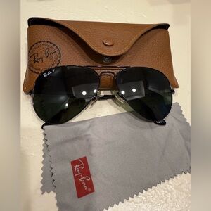 Ray-Ban Polarized Aviator Sunglasses with Case